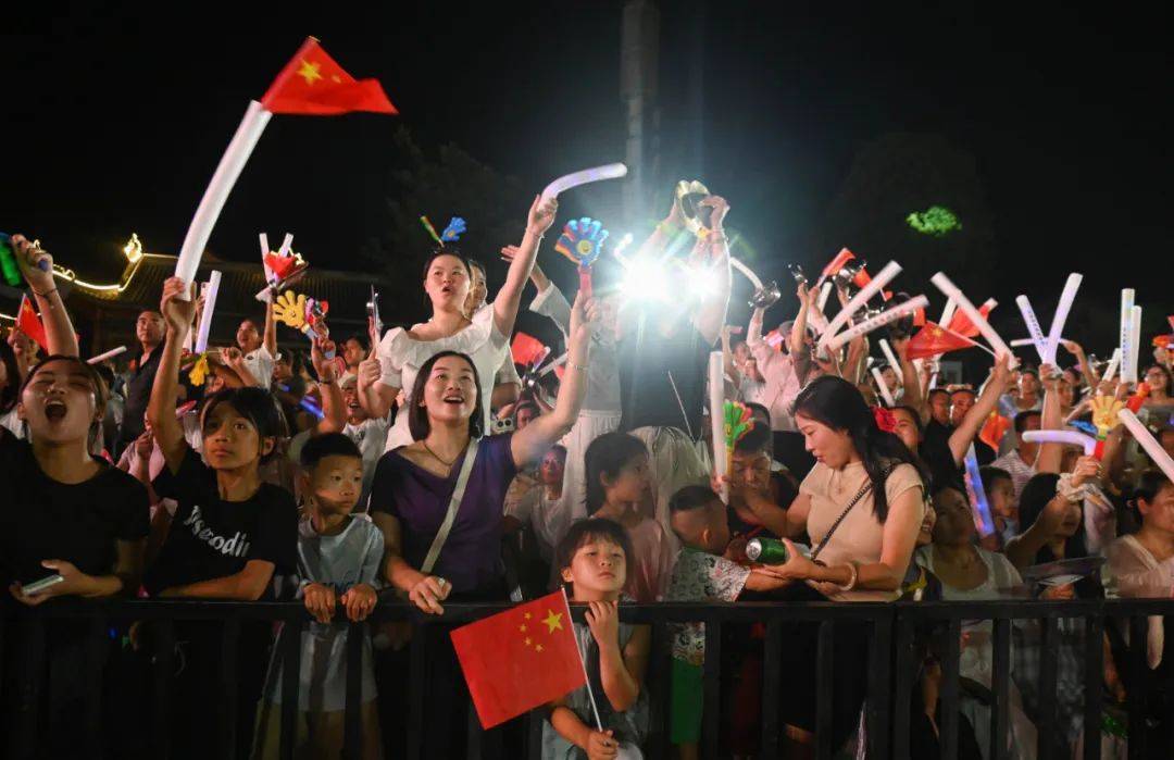 关于对决进行时，现场加油声助威不断，全情投入的信息