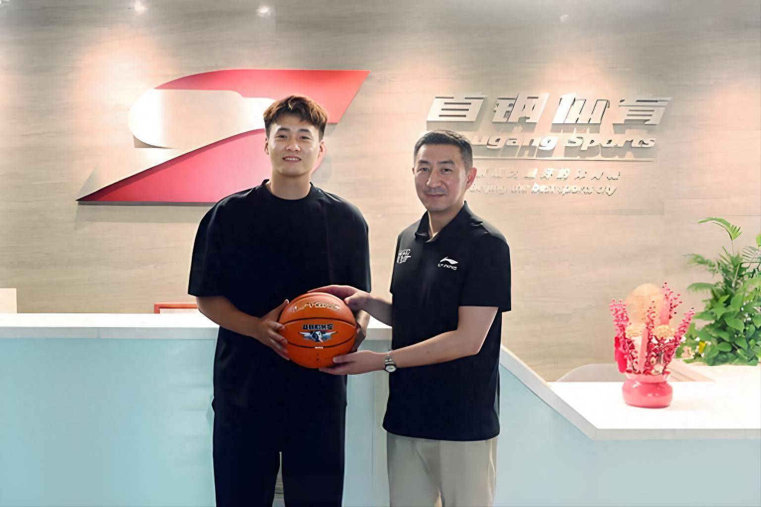 篮球职业球员获得新合同签约 篮球职业球员获得新合同签约