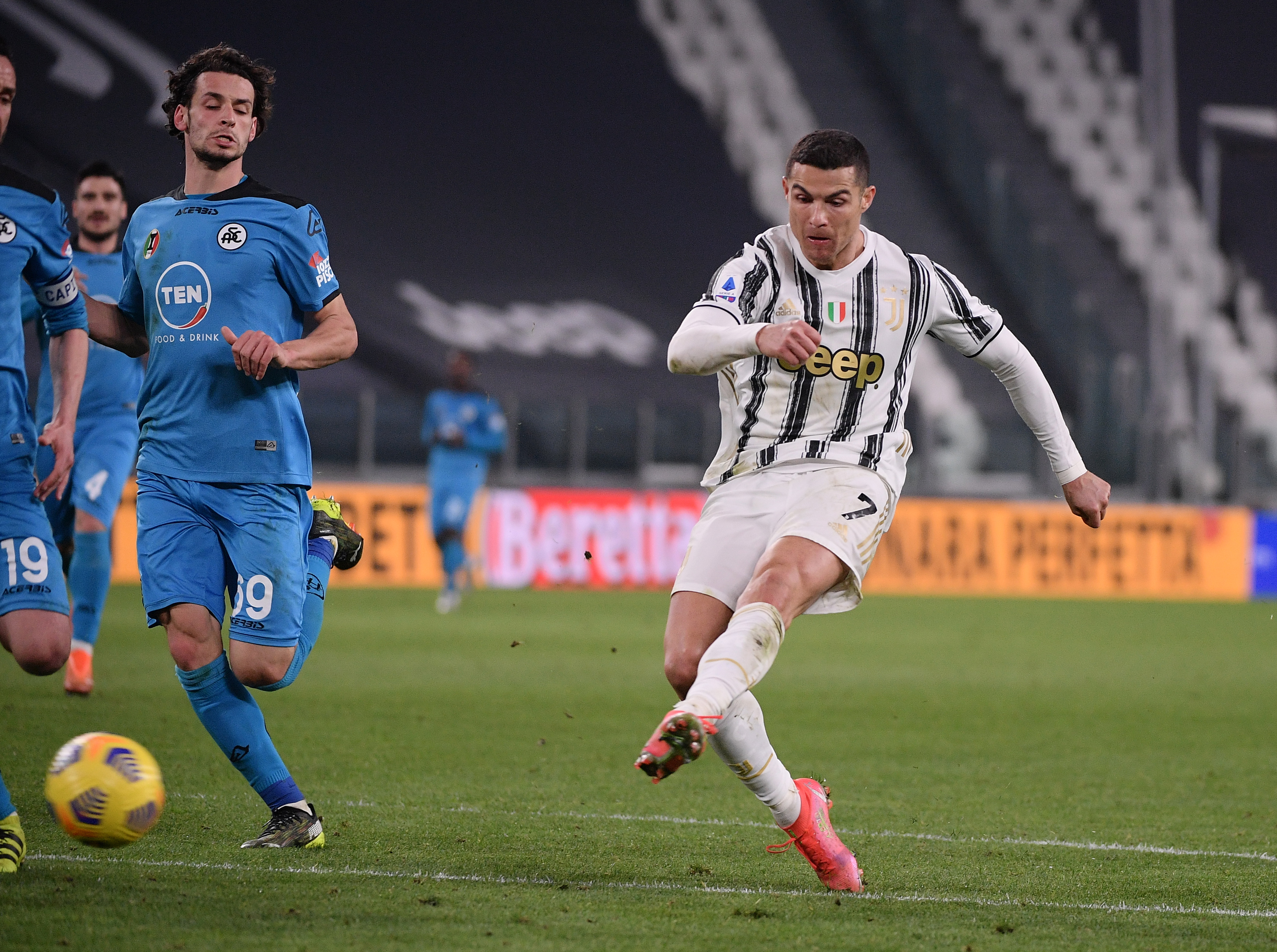 爱游戏app下载-C罗、迪巴拉进球，尤文图斯客场大胜，继续领跑意甲榜首