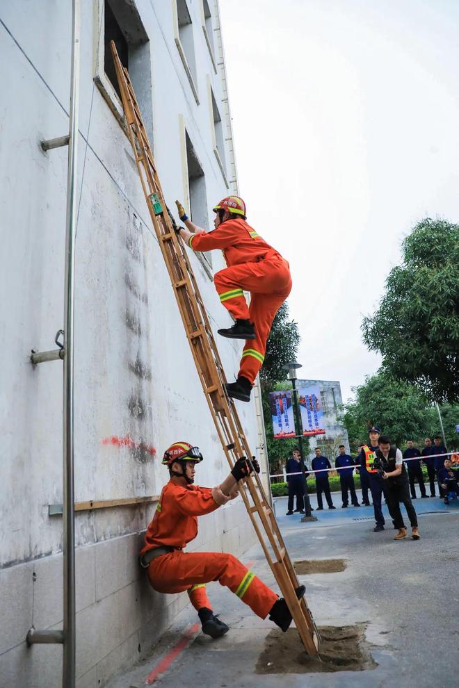 球场上的奋斗,胜利的呼唤不远 球场上的奋斗,胜利的呼唤不远