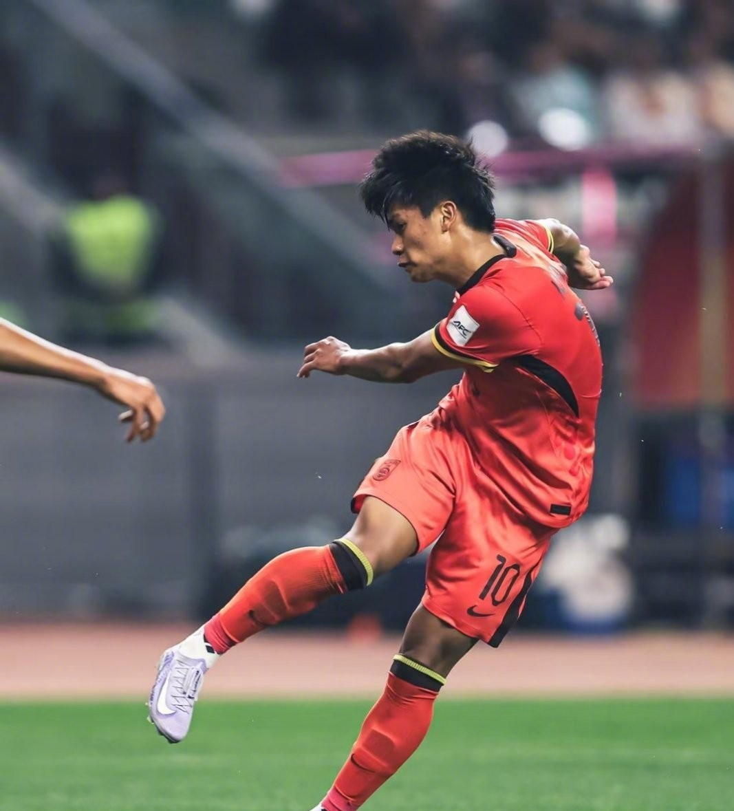 关于中超赛场上球员们奋力拼搏，实力不俗的信息