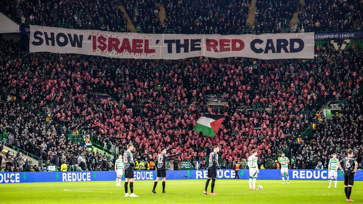 爱游戏活动-声援球队！球迷打出标语，全场助威